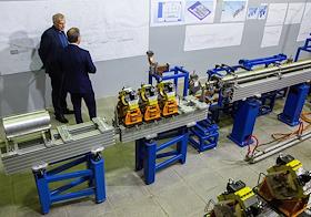 Получение первых электронов в линейном ускорителе строящегося комплекса СКИФ. Специалисты Института ядерной физики имени Г. И. Будкера СО РАН (ИЯФ СО РАН) в тестовом режиме запустили первую очередь линейного ускорителя (Линак-20) будущего источника синхротронного излучения «СКИФ», на базе которого создаётся Центр коллективного пользования (ЦКП «СКИФ»)