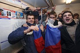 Болельщики после победы России в отборочном матчае Россия - Англия у стадиона 'Лужники'