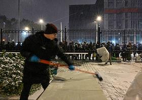 Раздача горячей еды бездомным во время снегопада и заморозков в Храме Флора и Лавра