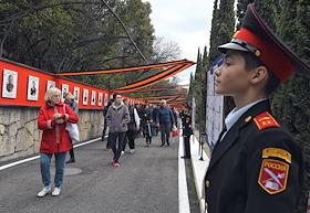 Открытие аллеи героев специальной военной операции в Ялте неподалеку от знаменитого Юсуповского дворца. В церемонии приняли участие Специальный представитель Управляющего делами президента России в Республике Крым и городе Севастополе Олег Подолько, ветеран ВОВ, кавалер ордена славы Анатолий Медведь, вдова Андрея Палия Алла Палий, капитан второго ранга ЧФ Денис Матрохин