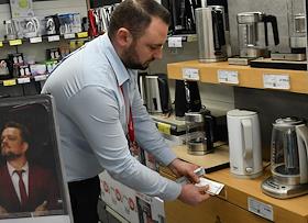 Работа магазина бытовой, компьютерной техники и электроники 'М.Видео' в ТЦ 'Атриум' во время распродаж 'Черная пятница'