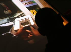 Показ процедуры сбора биометрических данных у лиц, подающих заявление на получение визы в посольстве Великобритании