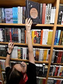 Сеть книжных магазинов 'Республика'. Работа магазина на Павелецкой. Жанровая фотография