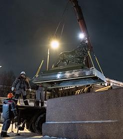 Установка медных львов на Дворцовую пристань Адмиралтейской набережной после реставрации