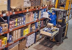 Склад группы компаний OMEGA, занимающейся поставкой автозапчастей для грузовиков, в Домодедовском районе Московской области