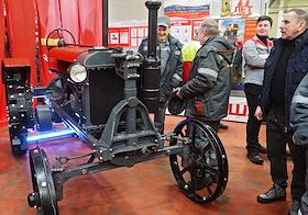 АО «Петербургский тракторный завод» (ПТЗ). Праздник по случаю трудовой победы, впервые за 30 лет собрано больше 4000 тракторов за год. Передача заказчику 4300-го трактора Кировец модели 742М