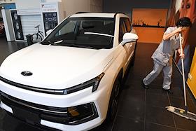 Автомобили 'Москвич' в дилерском центре «Петровский» автосалона «Белая дача»