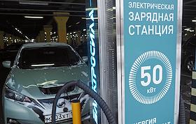 Бесплатная электрическая зарядная станция для электромобилей на крытой парковке гипермаркета 'Лента