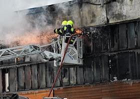 Пожар в складском здании автосервиса на улице Добролюбова