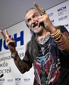 Qorda oyoq kiyimda yalangoch