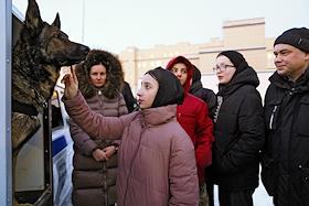 Урок мужества для воспитанников подростково-молодежного центра Василеостровского района. Пример работы кинологической службы