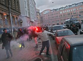 'Русский марш' под флагами Конгресса русских общин, ДПНИ, Славянского Союза, Русского имперского движения и других организаций прошел от БКЗ 'Октябрьский' в сторону сквера имени Чернышевского, где состоялся митинг. По окончании митинга участники устроили незаконное шествие от 2-й Советской улицы с битьём витрин китайских рестаранов и киданием фальшфейеров  в азербайджанское консульство