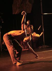 Спектакль хореографов и танцовщиков Салиа Сану и Сейду Боро из Буркина Фасо (Франция) - 'WEELENI/зов' на на сцене Театрально-культурного центра имени Вс. Мейерхольда в рамках Международного фестиваля современного танца 'DanceInversion'