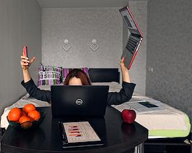 Жанровые фото на тему удаленной работы сотрудника вне офиса