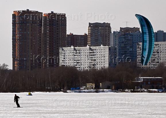 Press tour of the Main Directorate of the Ministry of Emergency Situations of Russia in the city of Moscow on the topic 'Ensuring safety in the reservoirs of Moscow in the spring' at the Great Stroginsky backwater.