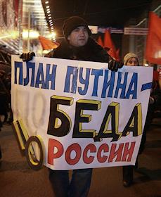 Шествие, посвященное 90-летию Великой Октябрьской социалистической революции, прошло от памятника Пушкину по Тверской улице к Манежной площади