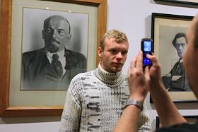 Открытие выставки Петра Оцупы 'Пространство Революции: Россия. 1917-1941' (выставка организована в связи с 90-летием Октябрьской революции в России) в Московском музее современного искусства (галерея 'Зураб')