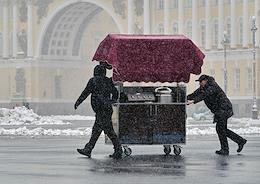 Genre photos. Snowfall in St. Petersburg.