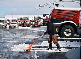 Жанровые фотографии. Работа ООО «Агротрак», диллера сельхозтехники 'Ростсельмаш' в Новосибирской области. Работа магазина, склада запчастей и сервисного центра по ремонту техники