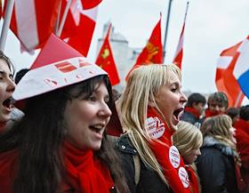 На набережной Тараса Шевченко состоится акция движения 'Наши'. В этот день в Москву приедут более 3000 'Наших' из Владимира и Тулы, чтобы призывать москвичей заботиться о своем горле. Сейчас это особенно важно, отмечают 'Наши': во-первых, ни один голос в поддержку путинской программы не должен пропасть, во-вторых - защищаться надо от распространившихся оппозиционных инфекций.
