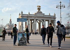 Работа информационного стенда, посвящённого контрактной службе в армии на входе в выставочный комплекс ВДНХ