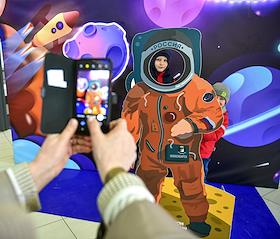 Жанровые фотографии. Празднование Дня космонавтики и проведение научно-популярных экскурсий и мастер-классов на территории 'Большого Новосибирского планетария' в Новосибирске