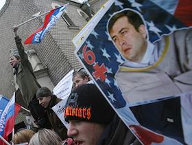 Пикет в знак протеста против безосновательных обвинений президентом Грузии Михаилом Саакашвили российских дипломатов в шпионаже у посольства Грузии. Организатор: молодежная организация 'Россия Молодая'.
