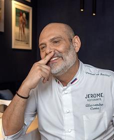 Шеф повар ресторана Jerome Алессандро Кариа во время интервью в интерьере ресторана