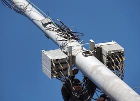 Монтажники во время установки оборудования на антенной вышке на проспекте Ветеранов