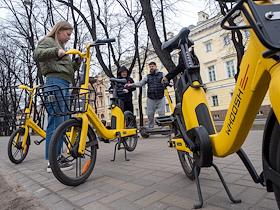 Стоянка электровелосипедов сдаваемых в аренду на Конногвардейском бульваре