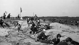 Архивные фотографии. Военно-патриотическое воспитание школьников в СССР. Детская военно-патриотическая игра 'Зарница' на военном-полигоне под руководством курсантов. Ленинградская область. Лужский район