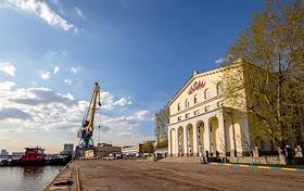 Жанровые фотографии. Южный Речной порт Москвы. Подготовка пристаней и электро-речных трамваев. Виды исторического здания Южного порта