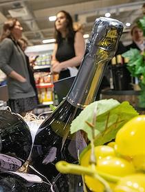 Церемония открытия Всероссийской акции 'Дни российских вин', организованная Минпромторгом России, Минсельхозом России и Роскачеством, при поддержке Российской ассоциации экспертов рынка ритейла и Ассоциации виноградарей и виноделов России, прошла в магазине 'Пятерочка' на улице Варшавской