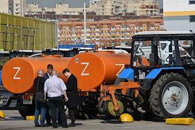 Смотр уборочной техники в Приморском районе на парковке торгового комплекса на перекрестке Богатырского проспекта и Байконурской улицы