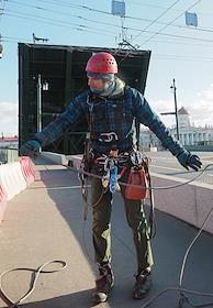 Дневная разводка Биржевого моста через реку Малая Нева во время завершения ремонта