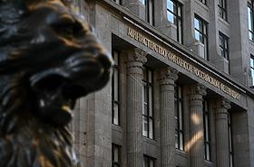 Здание министерства финансов России на улице Ильинке. Жанровая фотография