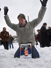 Акция 'против формирующегося в России культа личности Владимира Путина и возвращения страны в застойные тоталитарные времена' у памятника 'Героям революции 1905-1907 годов'. Организатор - Народно-демократический союз молодежи.
