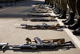 Занятия по строевой военной подготовке в военно-учебном центре  Санкт-Петербурга