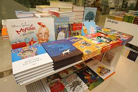 Полки с детскими книжками в магазине 'Республика'. Lotte Plaza