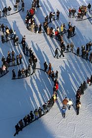 'Самая большая живая картина' на Софийскй площади (в ее создании приняли участие порядка 400 человек). Национальный заповедник 'София Киевская'. Михайловский Златоверхий собор