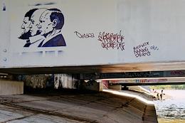 Graffiti 'Putin, Prigozhin, Kadyrov' in St. Petersburg.