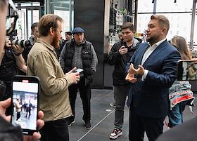 Забастовка у офиса компании Wildberries в бизнес-центре 'Демидов'. Жанровая фотография