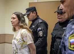 The court hearing in the case of the St. Petersburg artist Alexandra Skochilenko, accused of 'distributing deliberately false information about the armed forces of the Russian Federation.'