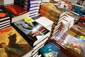 Книги «Духless», «Media Sapiens» Сергея Минаева, «Гастарбайтер» Эдуарда Багирова и «Нефть» Марины Юденич в книжном магазине 'Республика'