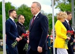 Laying flowers at the monument to Peter I in honor of the 320th anniversary of the founding of St. Petersburg.
