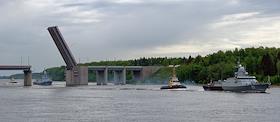 Малые ракетные корабли 'Советск' и 'Одинцово' в фарватере реки Невы под Ладожским мостом