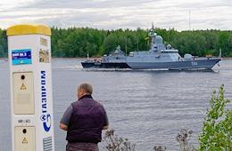 Small missile ships 'Sovetsk' and 'Odintsovo' in the fairway of the Neva River under the Ladoga bridge.