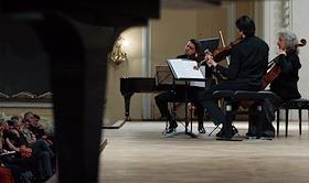 Концерт классической музыки: Бах 'Гольдберг-вариации' (переложение для скрипки, альта и виолончели) в рамках VIII Московского международного музыкального фестиваля 'Посвящение Олегу Кагану' в Большом зале консерватории