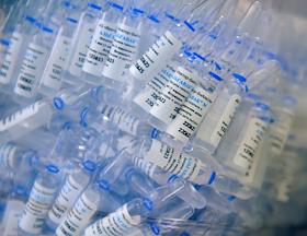 Производство вакцин в Новосибирской области. Ампулы с вакциной 'Альгавак' для профилактики вирусного гепатита А на предприятии АО 'Вектор-БиАльгам' в наукограде Кольцово Новосибирской области