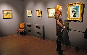 Открытие выставки картин, задержанных таможней на 25 дней без каких-либо письменных объяснений, в галерее 'Школа' на Неглинной д.15